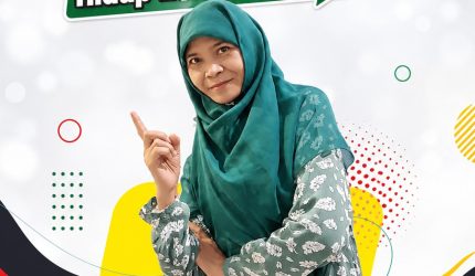 Seorang guru tersenyum sambil menunjuk ke arah judul artikel tentang e-Ijazah untuk orang tua siswa.