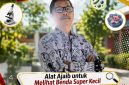Seorang guru sedang membayangkan pembelajaran dengan memakai mikroskop 