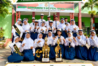 Bepose bersama tim Paskibra Piwan di lapangan upacara