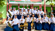 Bepose bersama tim Paskibra Piwan di lapangan upacara