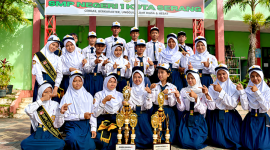 Bepose bersama tim Paskibra Piwan di lapangan upacara