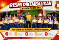 Kepsek dan 10 siswa peringkat pencapaian nilai terbaik berfoto bareng