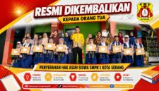 Kepsek dan 10 siswa peringkat pencapaian nilai terbaik berfoto bareng