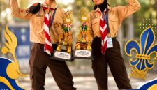Zaldian Azka Rahmatullah (8D) dan Ghefira Tsaury Alfhatunnisa (8B) berpose bersama trofi hasil perjuangan mereka pada ajang LA-GALAKSI X Tahun 2026.