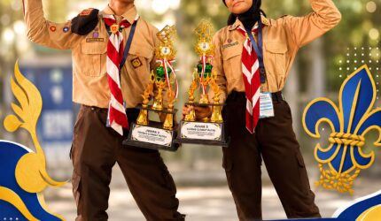 Zaldian Azka Rahmatullah (8D) dan Ghefira Tsaury Alfhatunnisa (8B) dari SMP Negeri 1 Kota Serang berpose bersama trofi dan piala prestasi yang diraih pada ajang Lomba Galang Adu Kreasi (LA-GALAKSI) X tingkat SMP/MTs se-Provinsi Banten tahun 2026.