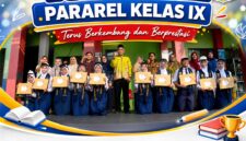 10 Besar Pararel Kelas IX SMP Negeri 1 Kota Serang, berpose bersama orang tua dan kepala sekolah