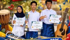 Tim Ansambel SMP Negeri 1 Kota Serang berhasil meraih Juara 1 FLS3N Tingkat Kota Serang Tahun 2026. Tim yang beranggotakan Gadiza Raisa Yusuf (8F), Haikal Ramadhan (8A), dan Evander Nathanael S. (7C) tampil memukau dengan membawakan lagu Laut Kidul melalui kolaborasi gitar, pianika, dan jimbe.