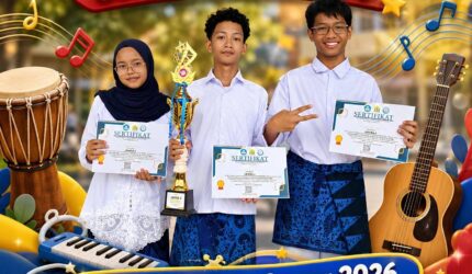 Tim Ansambel SMP Negeri 1 Kota Serang meraih Juara 1 FLS3N Kota Serang 2026, terdiri dari Gadiza Raisa Yusuf, Haikal Ramadhan, dan Evander Nathanael S. dengan trofi dan sertifikat kemenangan.